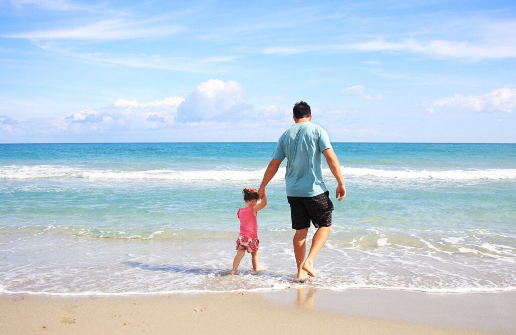 bebé y papá en la playa